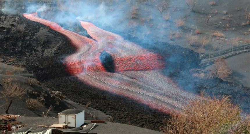Una nueva colada de lava del volcán Cumbre Vieja amenaza destruir más viviendas 