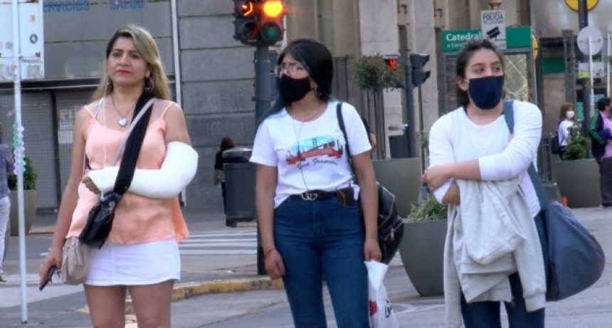 Sin obligación de usarlo al aire libre, el barbijo se mantiene 