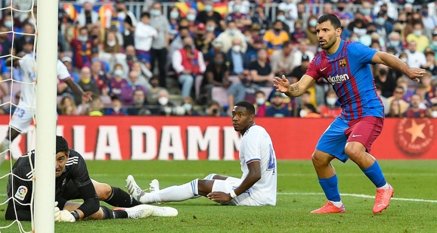 Agüero logró su primer gol en Barcelona que no evitó la caída ante el Real Madrid