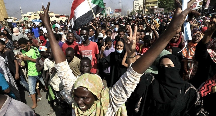 Las FFAA de Sudán arrestaron al premier para formar un nuevo Gobierno