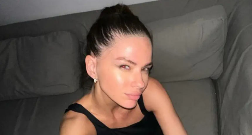 La China Suárez presumió su sensual outfit para entrenar con una foto frente al espejo: short XS y top haciendo juego