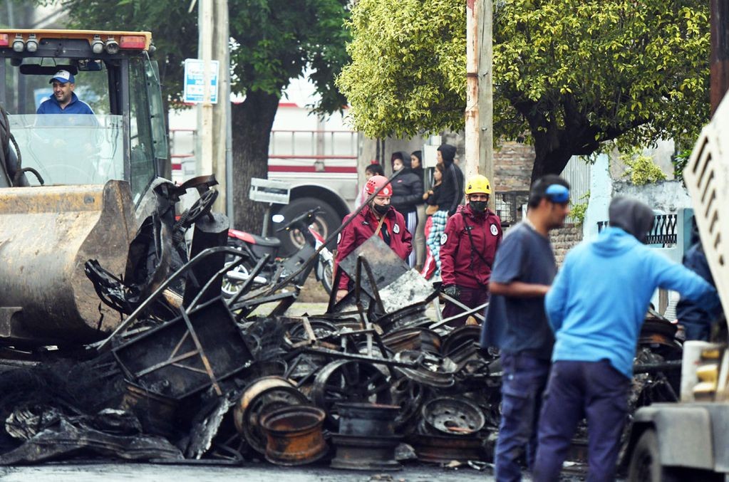 Murió un matrimonio y su hijo de 10 años tras un incendio en una gomería