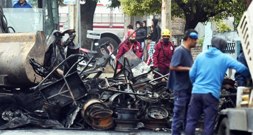 Murió un matrimonio y su hijo de 10 años tras un incendio en una gomería