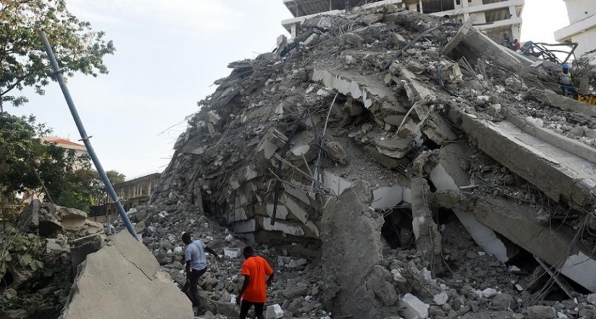 Ascienden a 15 los muertos por el derrumbe de un edificio en la capital de Nigeria