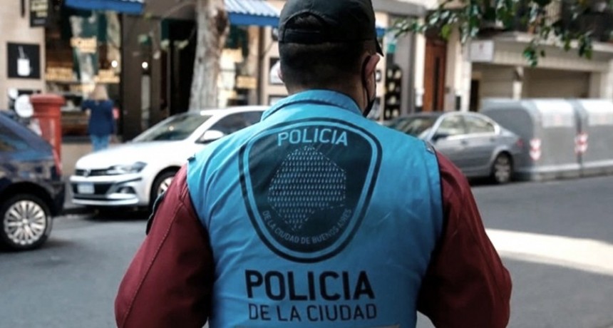 Quiso pagar con la tarjeta y DNI de 