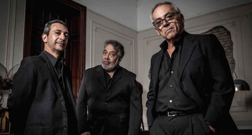 Daniel Fiorentino canta “Tangos para reparar el alma” con guitarras, en La Paternal