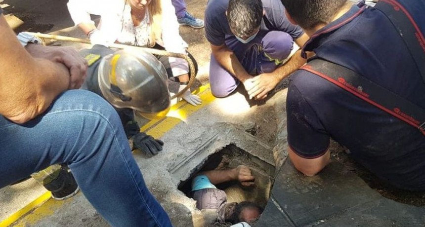  Rescatan un perro de una alcantarilla tras 20 horas de trabajo 