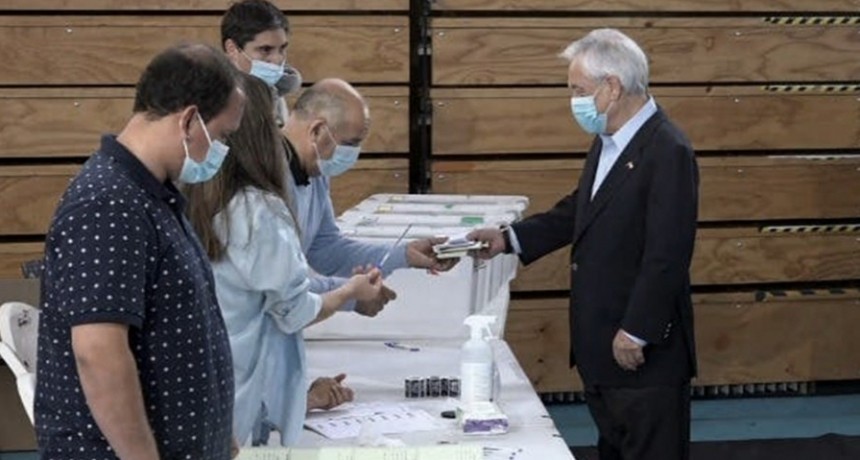 Chilenos votan en unos de los comicios generales más reñidos desde el retorno a la democracia