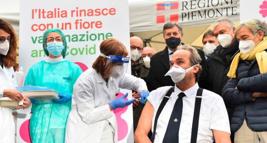 Italia empezó a vacunar con la tercera dosis a los mayores de 40 años 