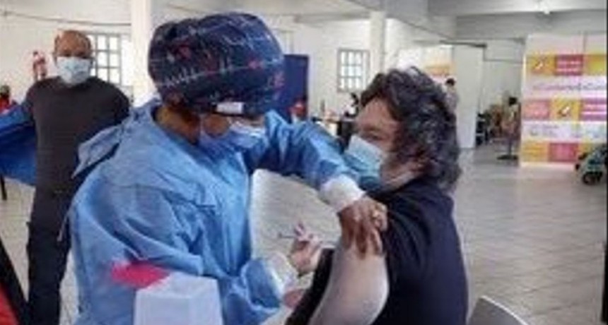  Milei difundió una foto vacunándose contra la Covid y las redes se inundaron de ironías 