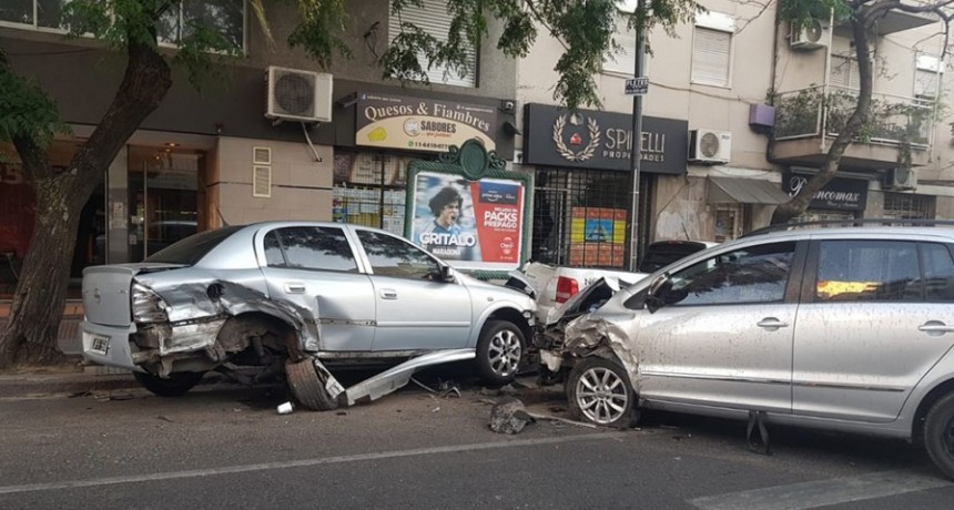 Se quedó dormido y chocó contra dos autos estacionados en Boedo