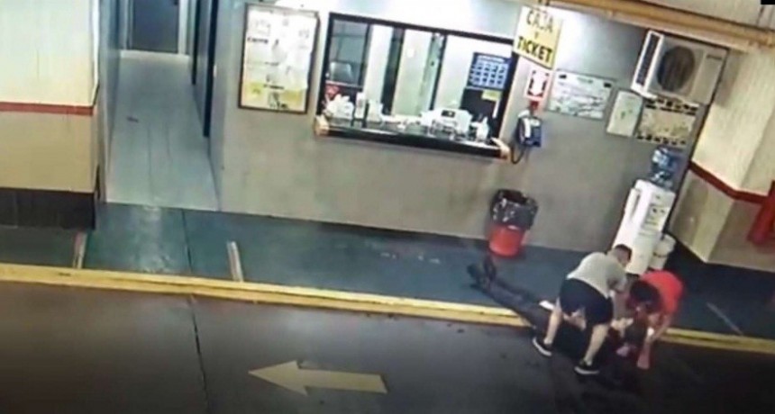 Un conductor golpe&oacute; brutalmente a un empleado de un garaje por un ray&oacute;n en su auto