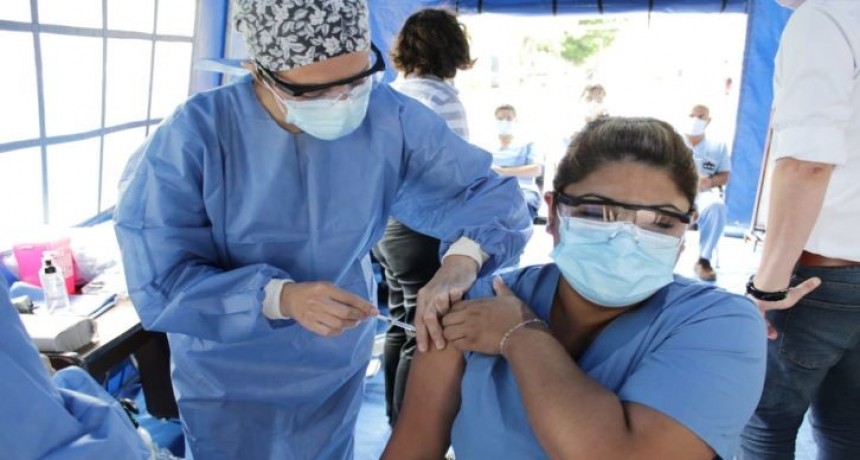  El Gobierno bonaerense continúa con la vacunación de tercera dosis a personal sanitario 