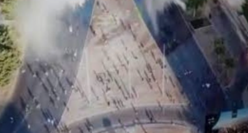  Un grupo incendió dos colectivos y se enfrentó con Carabineros en plena capital chilena 