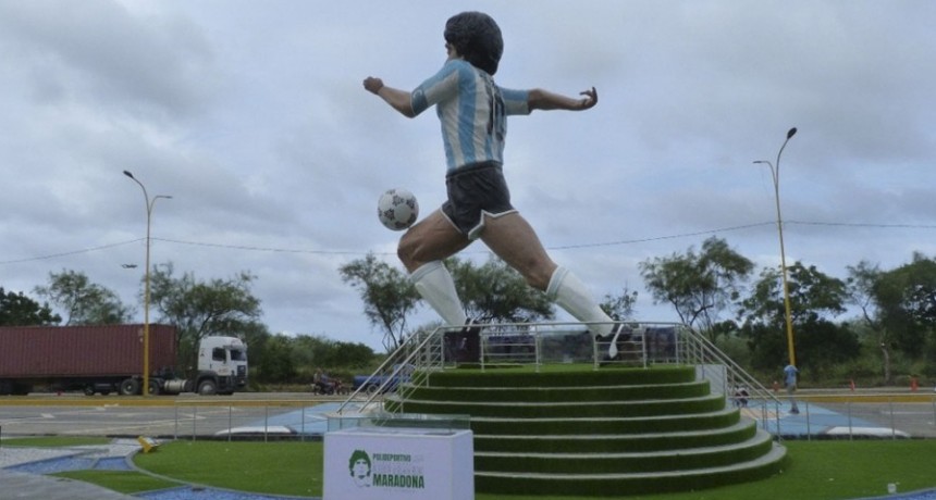 Inauguran un polideportivo con la estatua más grande de Maradona en Latinoamérica
