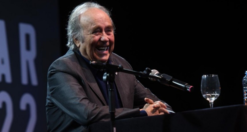 Serrat inauguró un paseo que lleva su nombre y el de su amigo Roberto Fontanarrosa