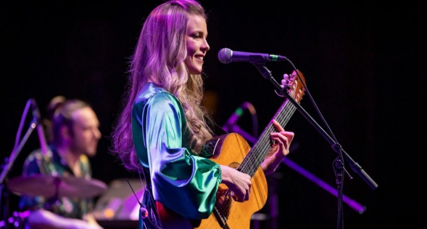 Katie James, la cantante colombiana de raíces irlandesas, inicia su gira por Argentina