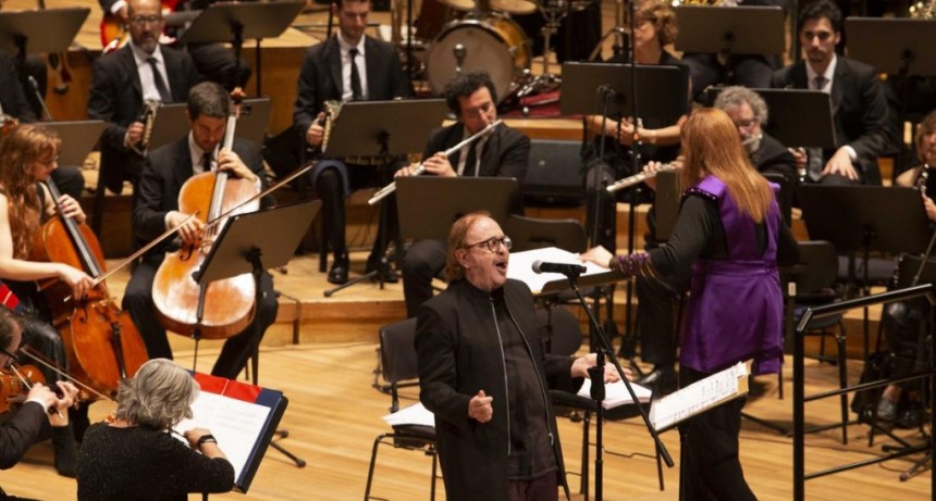 A sala llena, la orquesta “Juan de Dios Filiberto” celebró los 40 años de “Clics Modernos”