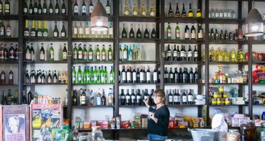 En la pandemia se fue al campo, reabrió un viejo “boliche” rural y hoy le da vida al pueblo