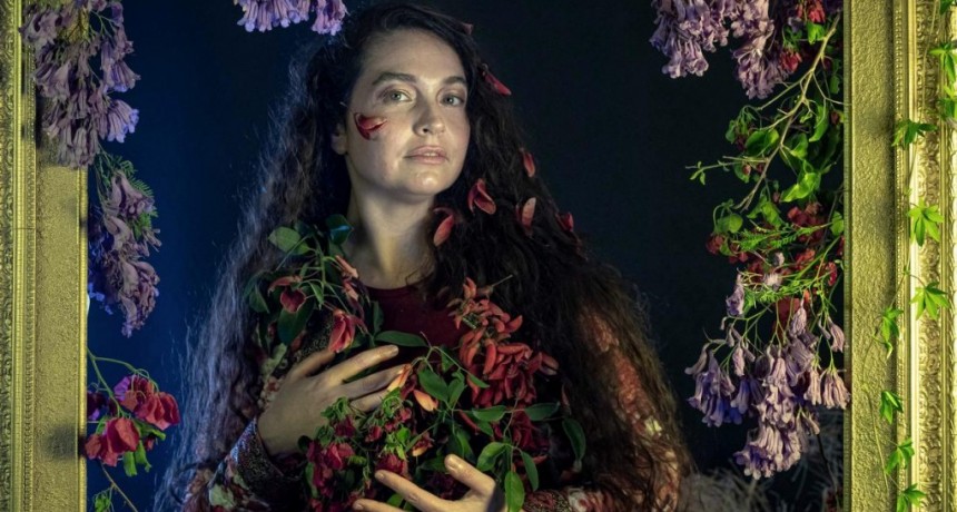 Desde Santa Fe a Circe, Amorela trae canciones enredando una “Fábula Blanca”