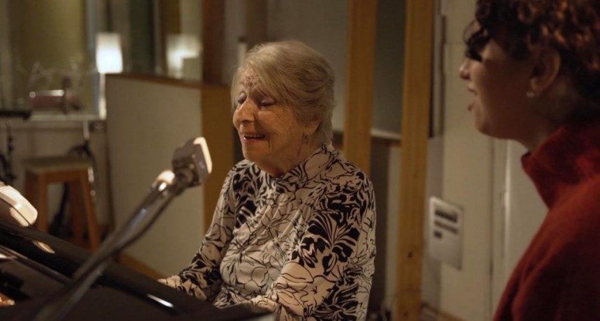 Regina Glazer, la pianista de 92 años debuta con una canción de amor de su adolescencia