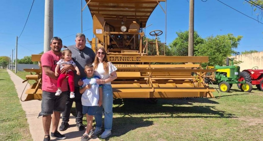 Pasión por los “fierros”: rescató la primera cosechadora de su familia de un desarmadero y la restauró