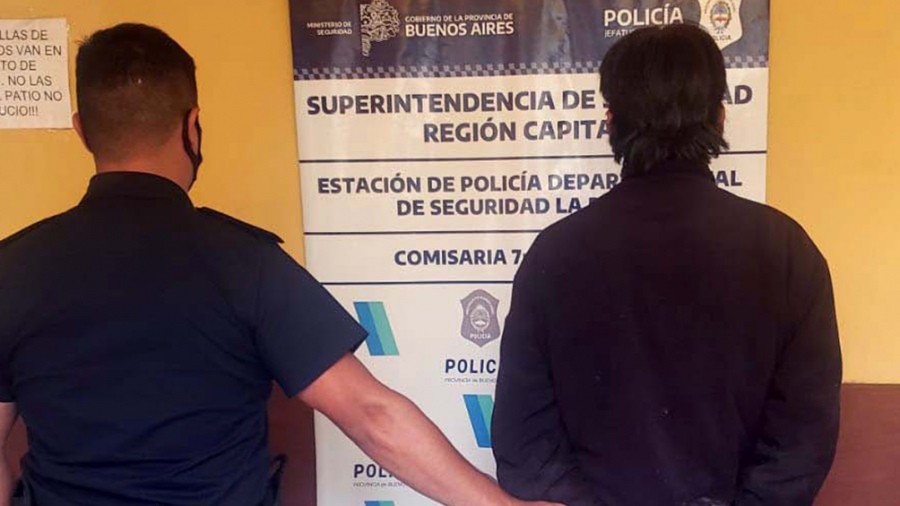 Rescatan a una mujer y su hija que estaban cautivas en la casa de un hombre