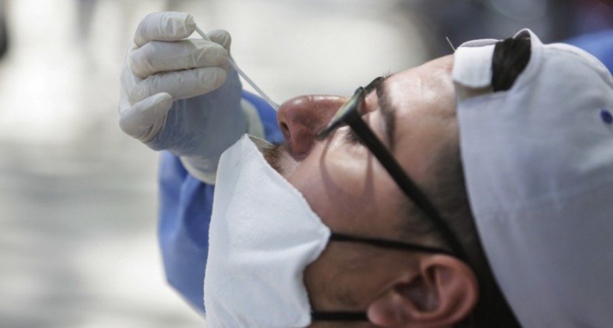 Aumento leve de casos y baja de decesos e internaciones, mientras avanza la vacunación