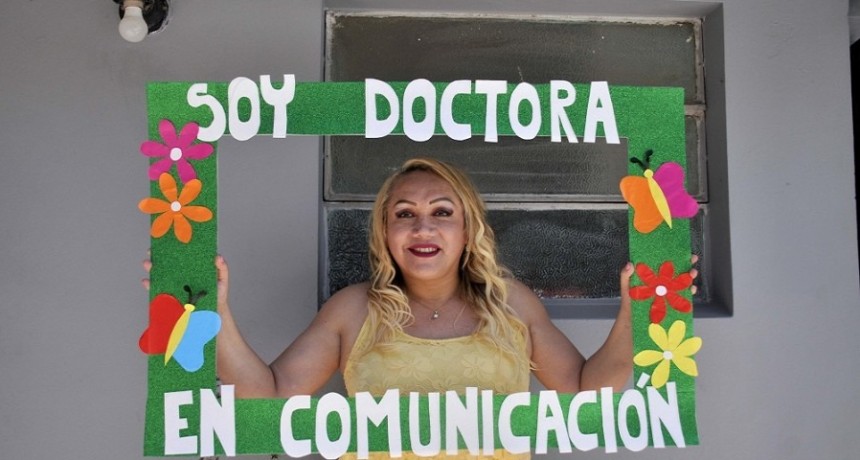 Distinguieron a la primera mujer trans que obtuvo un doctorado en la universidad pública