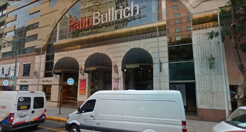 Encapuchados y con armas largas roban relojes de alta gama de una joyería