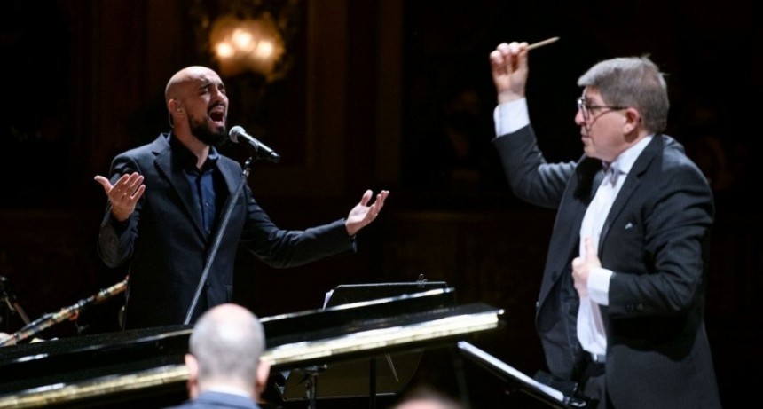 Abel Pintos y el Chango Spasiuk emocionaron al Colón con la presentación de la Misa Criolla