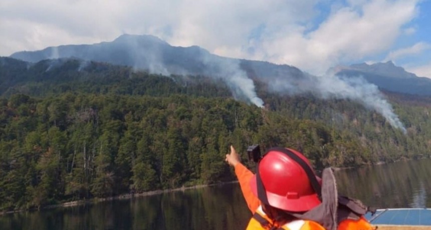 Siguen combatiendo incendios forestales en la Patagonia y Nación envía más recursos