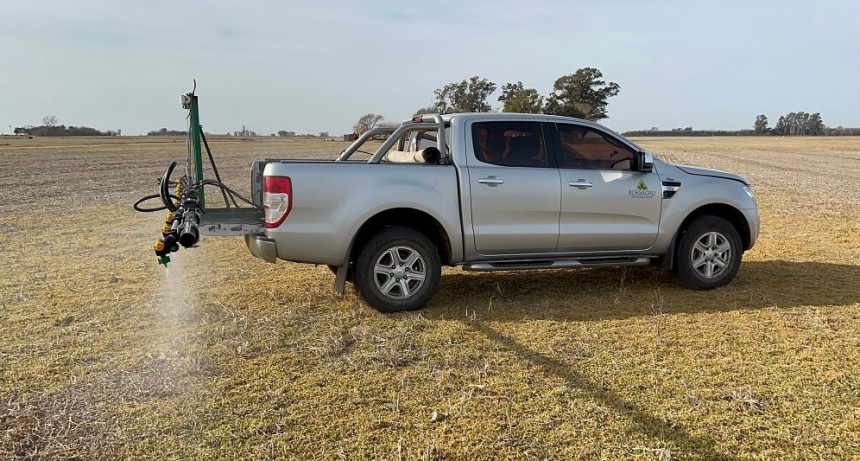 Innovaci&oacute;n argentina: padre e hijo productores idearon una pulverizadora que se monta en la pick up