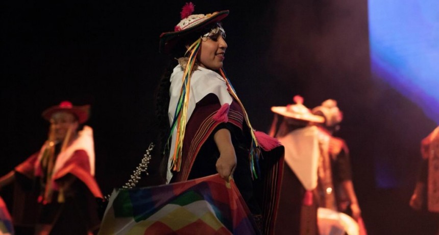 Un recorrido por las danzas de Bolivia, con 65 bailarines en escena