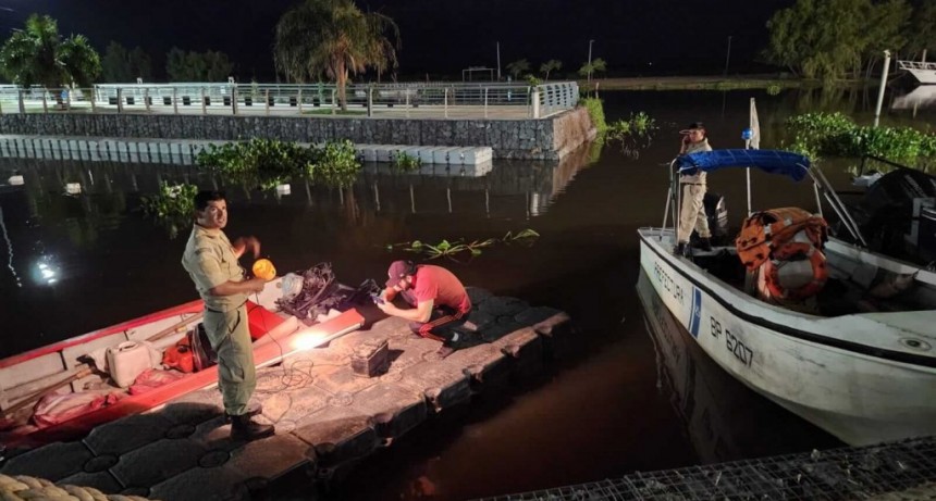 Inundaciones en el Paraná: continúa el alerta y ahora sufren además abigeatos en lancha